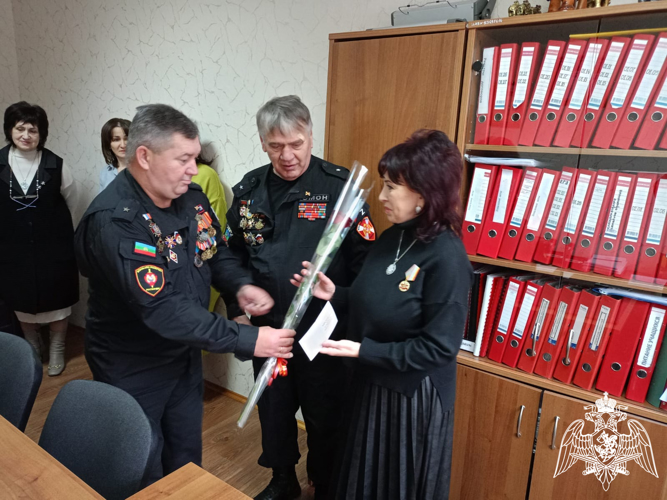 В Карачаево-Черкесии представители Росгвардии поздравили женщин с наступающим 8 марта