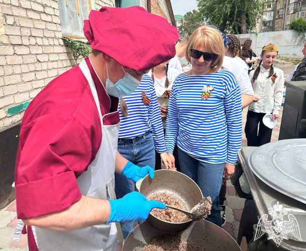 Для участников патриотического мероприятия росгвардейцы Карачаево-Черкесии развернули полевую кухню