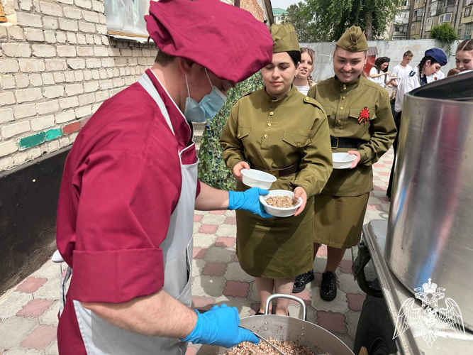 Для участников патриотического мероприятия росгвардейцы Карачаево-Черкесии развернули полевую кухню