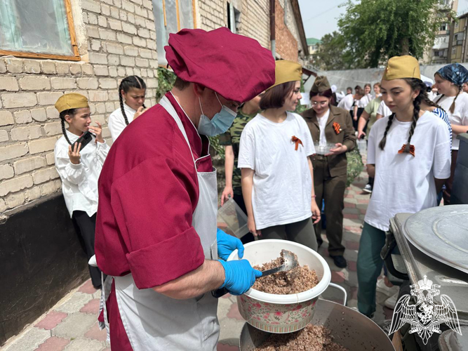Для участников патриотического мероприятия росгвардейцы Карачаево-Черкесии развернули полевую кухню