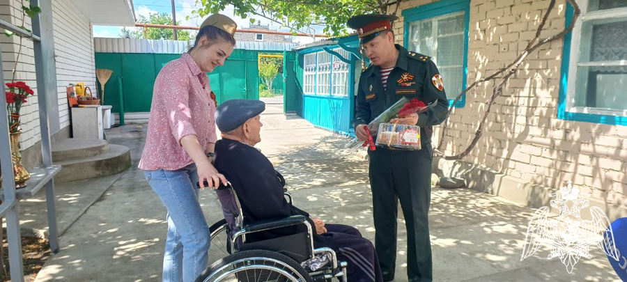 Росгвардейцы Карачаево-Черкесии присоединились к Всероссийской акции «Парад у дома ветерана»