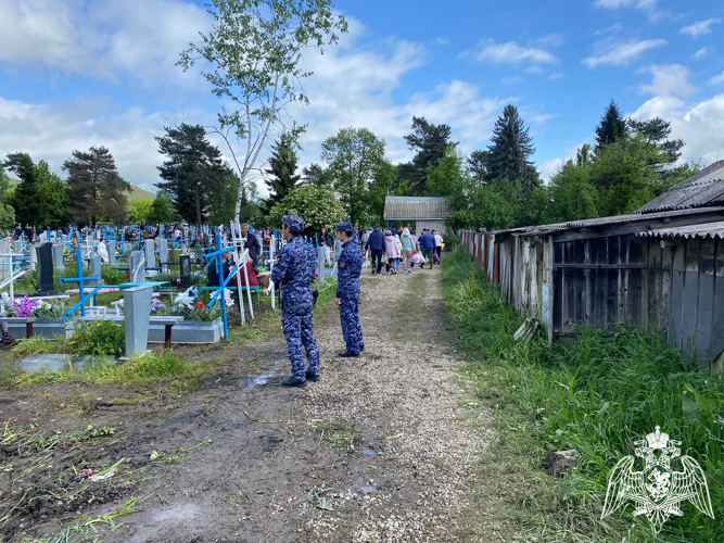 В Карачаево - Черкесии сотрудники Росгвардии обеспечили правопорядок в Радоницу 