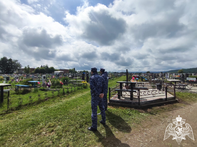 В Карачаево - Черкесии сотрудники Росгвардии обеспечили правопорядок в Радоницу 