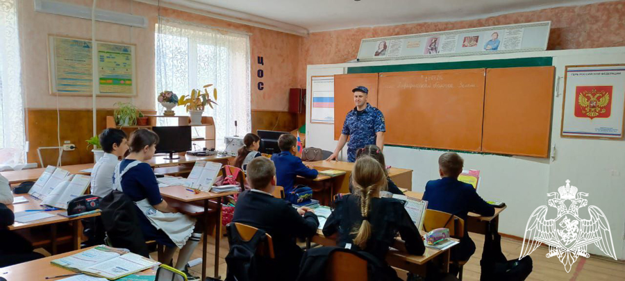 Патриотическое мероприятие со школьниками провели росгвардейцы Карачаево-Черкесии