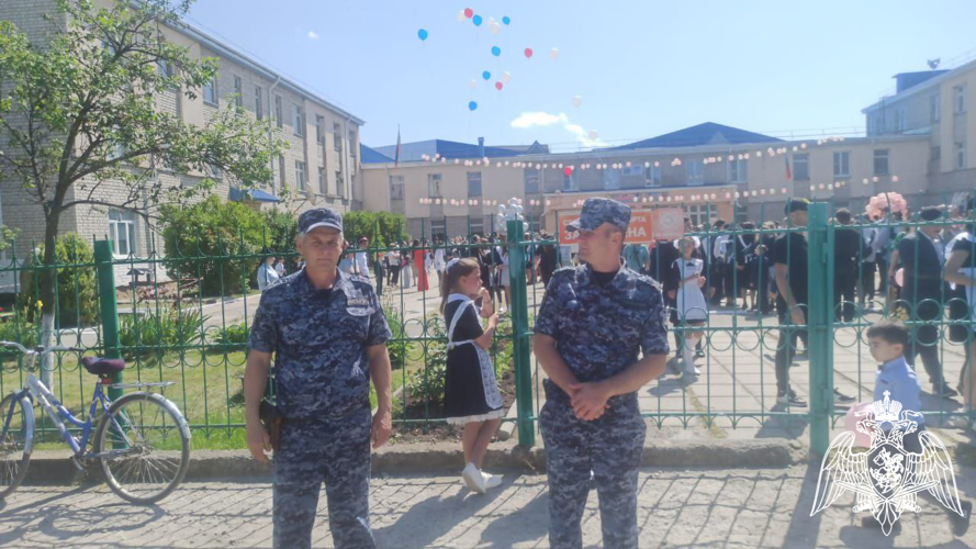 Росгвардия обеспечила безопасность последних звонков в Карачаево - Черкесии