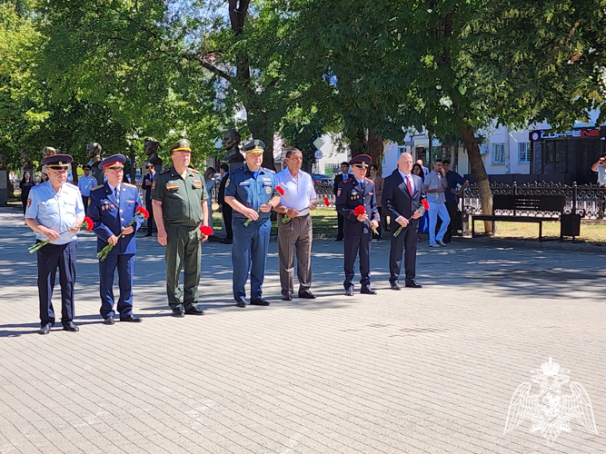 В Карачаево-Черкесии представитель Росгвардии присоединился к всероссийской акции «Минута молчания»