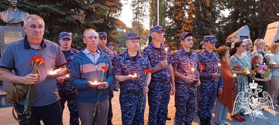 К всероссийской патриотической акции «Свеча памяти» присоединились росгвардейцы Карачаево-Черкесии 