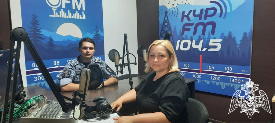 Офицер Росгвардии стал гостем региональной радиостанции «КЧР FM»