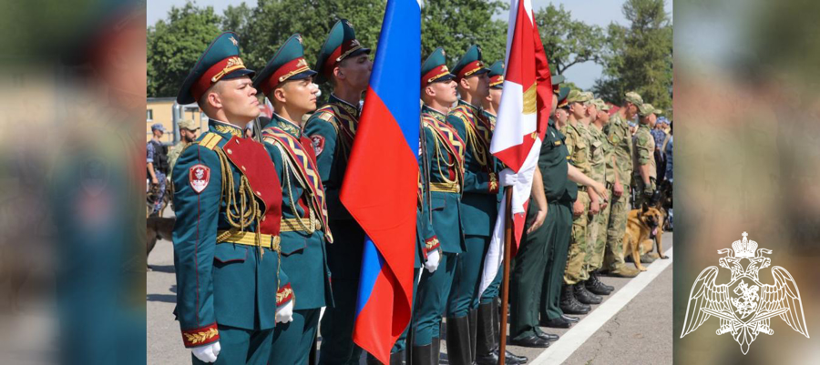 Генерал-полковник Алексей Воробьев вручил награды кинологам Росгвардии за выполнение служебно-боевых задач