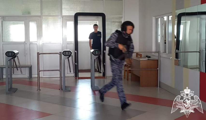 Росгвардейцы приняли участие во всероссийских учениях по безопасности образовательных учреждений Карачаево-Черкесии