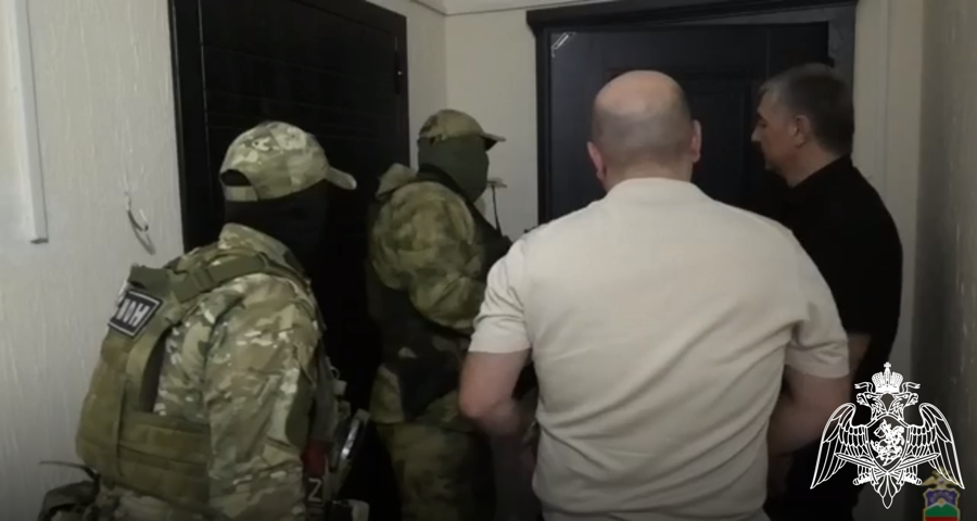 При силовой поддержке спецназа Росгвардии в Карачаево-Черкесии задержан подозреваемый в незаконной банковской деятельности
