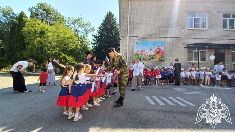 Росгвардейцы Карачаево-Черкесии приняли участие в мероприятии в День Государственного флага России