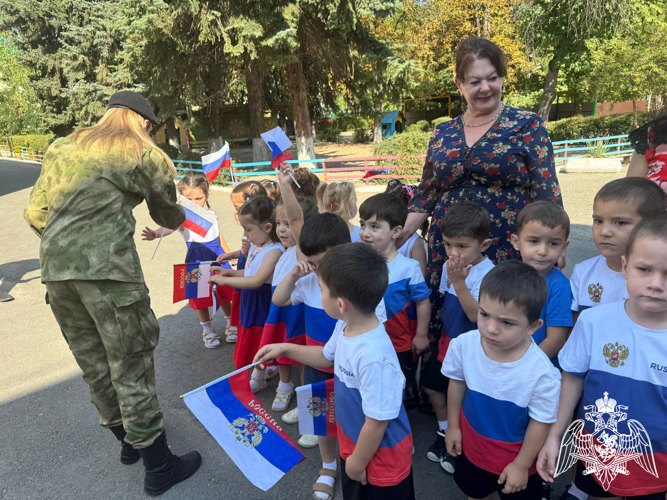 На Северном Кавказе военнослужащие и сотрудники Росгвардии приняли участие в мероприятиях, приуроченных ко дню государственного флага России