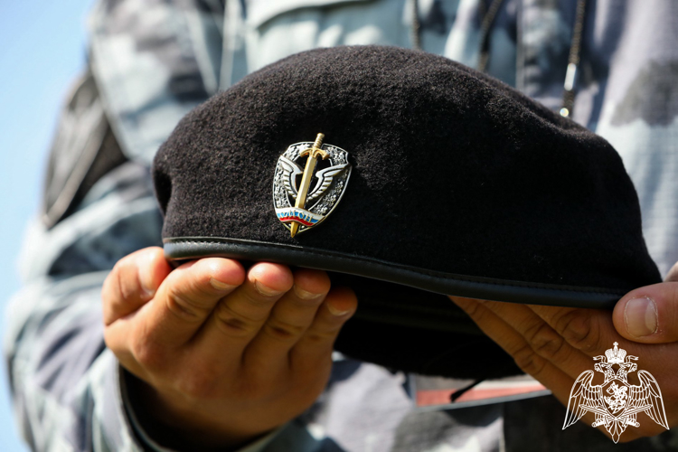 Сотрудники СОБР и ОМОН Росгвардии прошли испытания на право ношения знака отличия полицейского спецназа