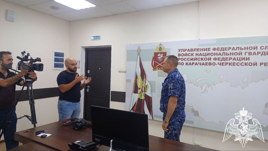 Офицер Росгвардии встретился с журналистами регионального телеканала в Карачаево-Черкесии