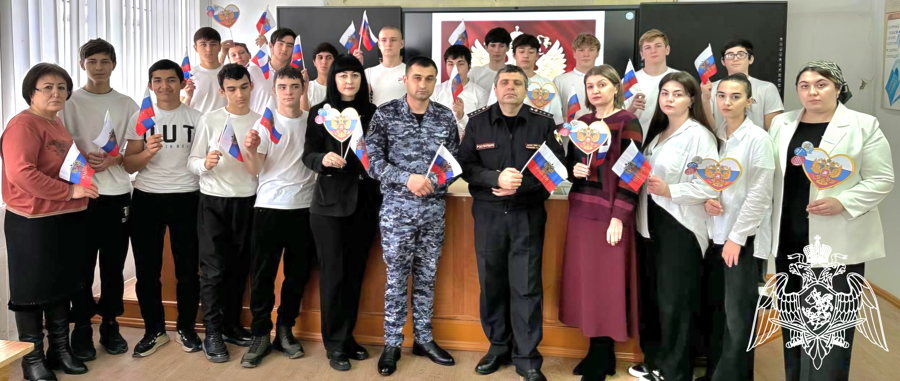 Сотрудники Управления Росгвардии по Карачаево-Черкесской Республике рассказали студентам о государственном гербе России