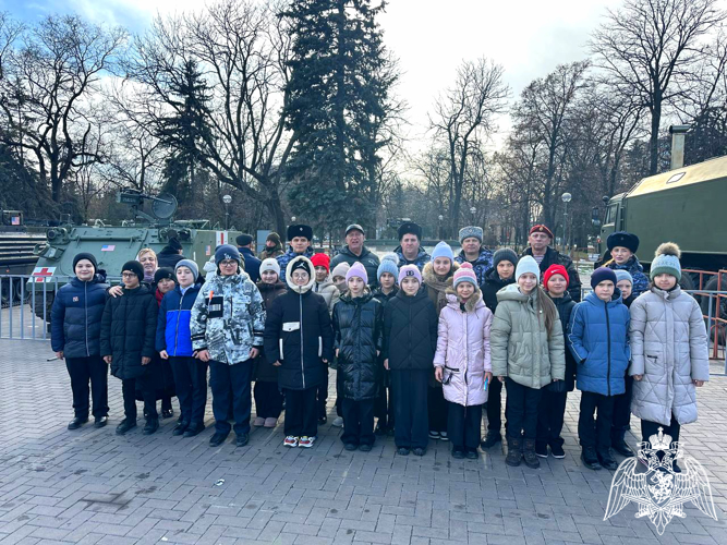 Росгвардейцы посетили выставку трофейной военной техники в Карачаево-Черкесии