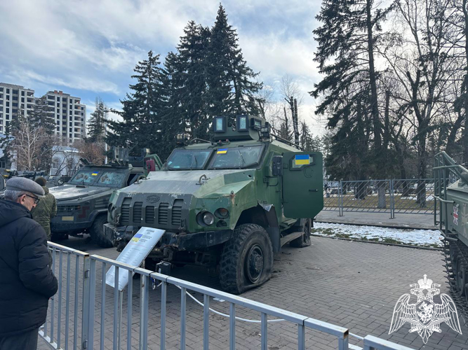 Росгвардейцы посетили выставку трофейной военной техники в Карачаево-Черкесии