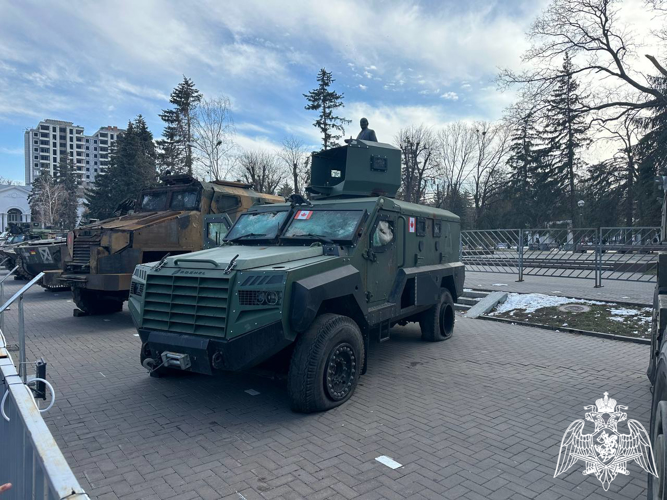 Росгвардейцы посетили выставку трофейной военной техники в Карачаево-Черкесии