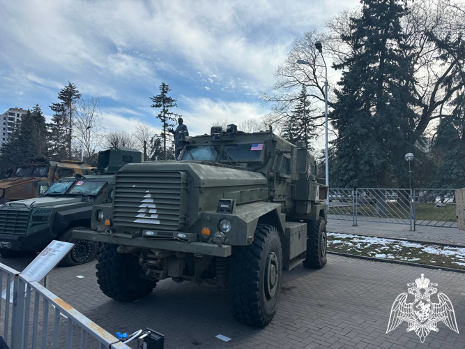 Росгвардейцы посетили выставку трофейной военной техники в Карачаево-Черкесии