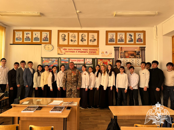 Урок Мужества со школьниками Усть-Джегуты провели ветераны Росгвардии