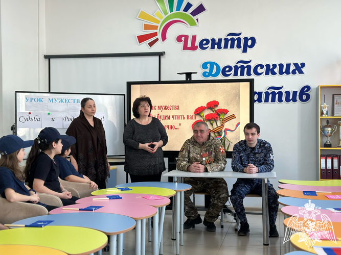 В Карачаево-Черкесии росгвардейцы продолжают проводить уроки Мужества для школьников региона  