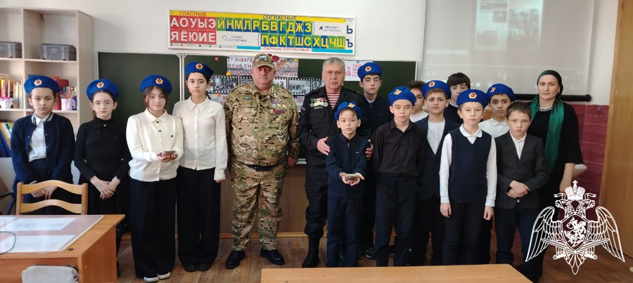 Урок Мужества для школьников Карачаево-Черкесии провели ветераны Росгвардии 