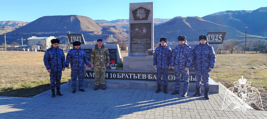 Росгвардейцы Карачаево-Черкесии почтили память советских солдат в День воинской славы