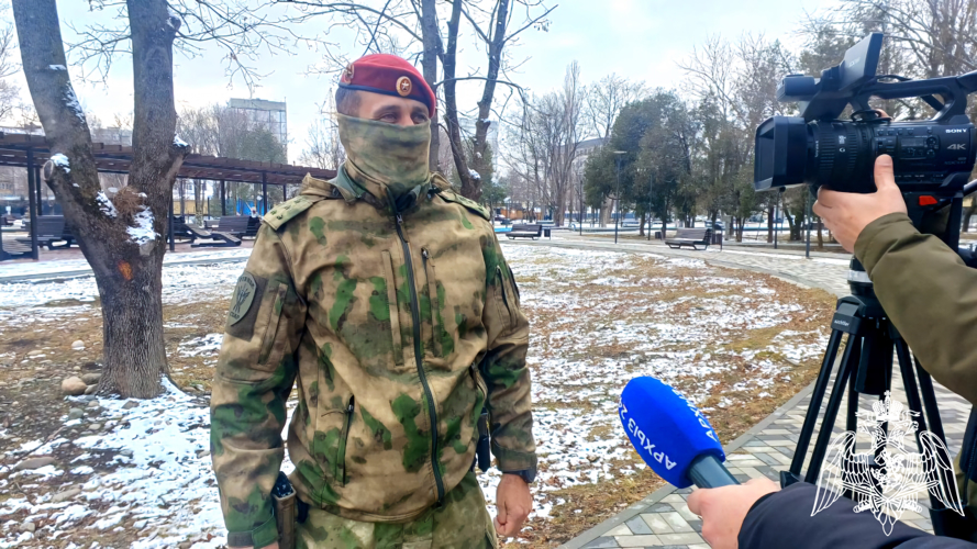 В Карачаево-Черкесии офицер Росгвардии дал интервью журналисту регионального телеканала