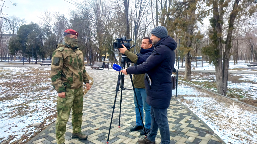 В Карачаево-Черкесии офицер Росгвардии дал интервью журналисту регионального телеканала
