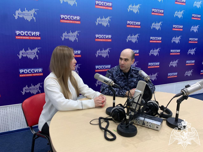 Военнослужащий Управления Росгвардии по Карачаево-Черкесской Республике выступил в эфире региональной радиостанции