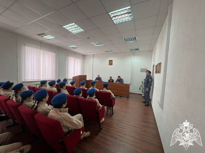 Росгвардейцы провели День открытых дверей для школьников в Карачаево - Черкесии 