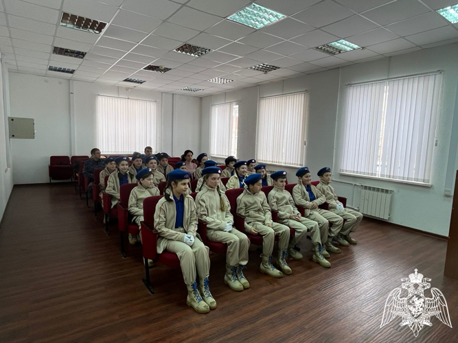 Росгвардейцы провели День открытых дверей для школьников в Карачаево - Черкесии 