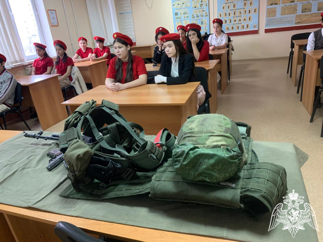Бойцы ОМОН Росгвардии провели День открытых дверей для школьников Карачаево-Черкесии