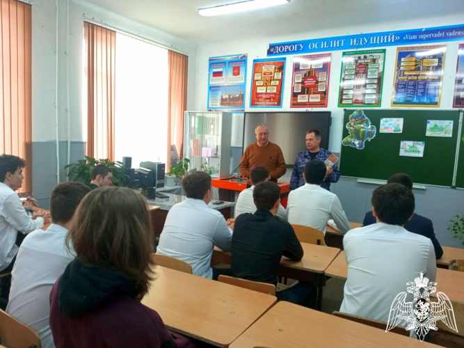 В одной из школ Черкесска прошел круглый стол с участием офицера Росгвардии 