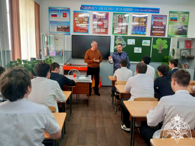 В одной из школ Черкесска прошел круглый стол с участием офицера Росгвардии 