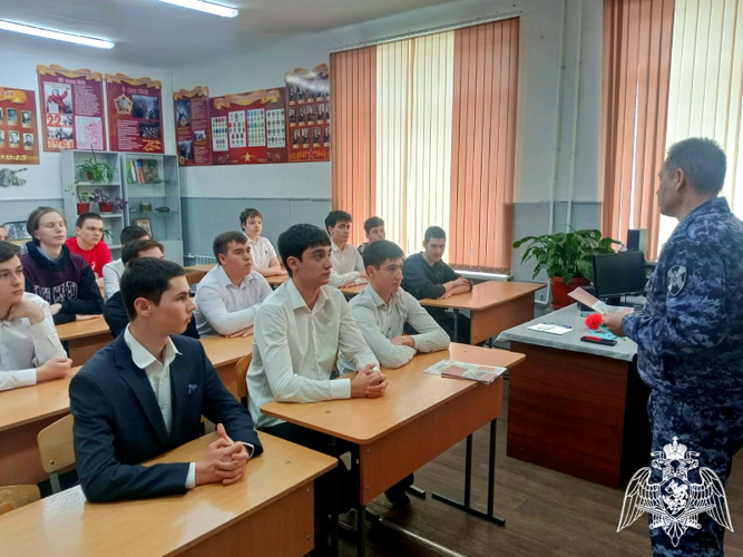 В одной из школ Черкесска прошел круглый стол с участием офицера Росгвардии 