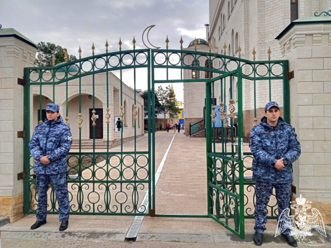 В Карачаево-Черкесии сотрудники Росгвардии обеспечили охрану общественного порядка в праздник Ураза-Байрам 