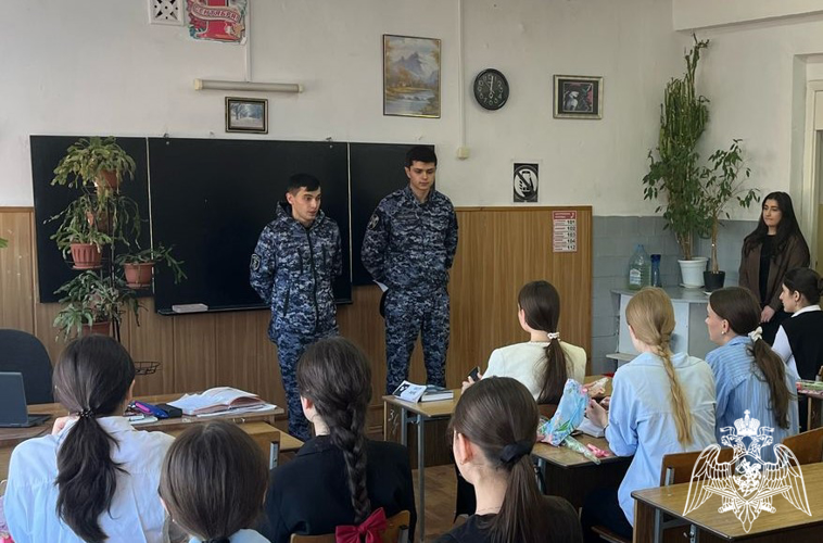 Встреча росгвардейцев со школьниками состоялась в Карачаево-Черкесии