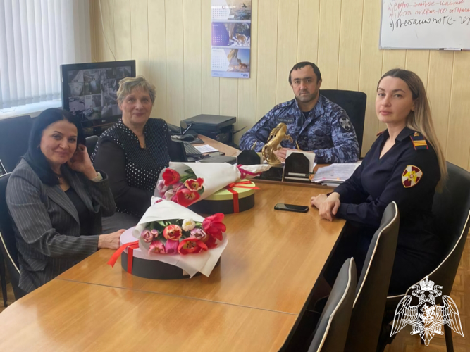 Росгвардейцы Карачаево-Черкесии поздравили матерей и вдов погибших сослуживцев с 8 марта