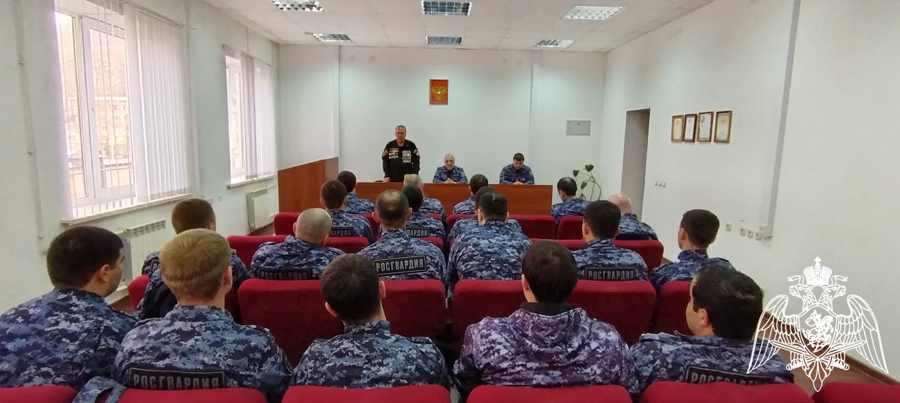 Ветераны Росгвардии поздравили сотрудников вневедомственной охраны в Карачаево-Черкесии 