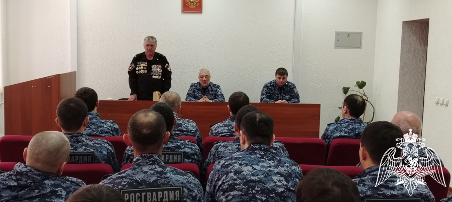 Ветераны Росгвардии поздравили сотрудников вневедомственной охраны в Карачаево-Черкесии 