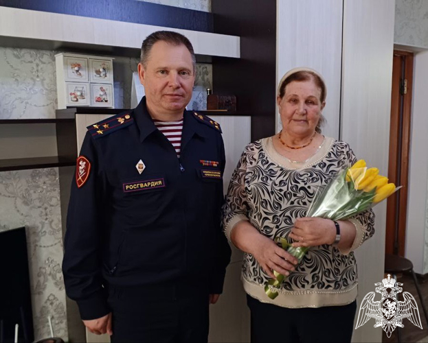 В Карачаево-Черкесии представители Росгвардии навестили семью Героя России Евгения Остроухова