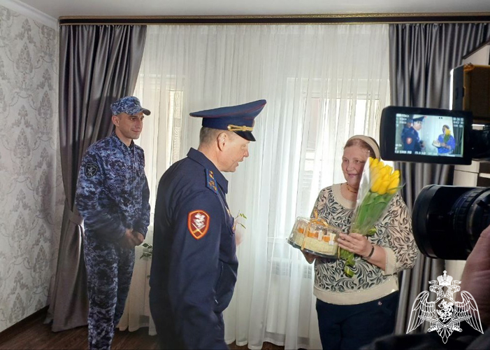 В Карачаево-Черкесии представители Росгвардии навестили семью Героя России Евгения Остроухова