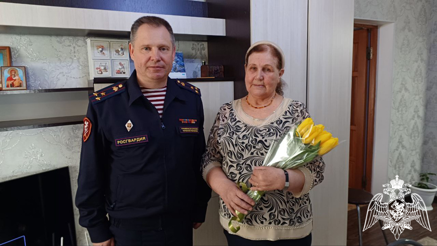 В Карачаево-Черкесии представители Росгвардии навестили семью Героя России Евгения Остроухова