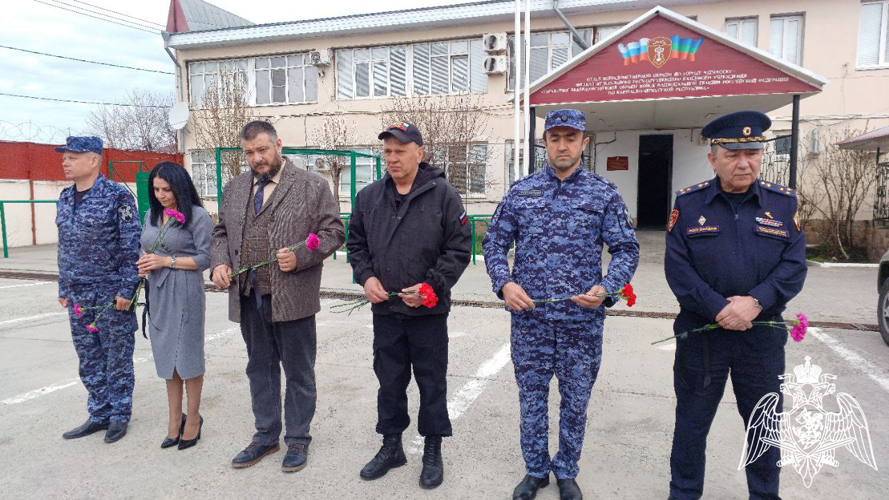  В Карачаево-Черкесии росгвардейцы почтили память погибших боевых товарищей