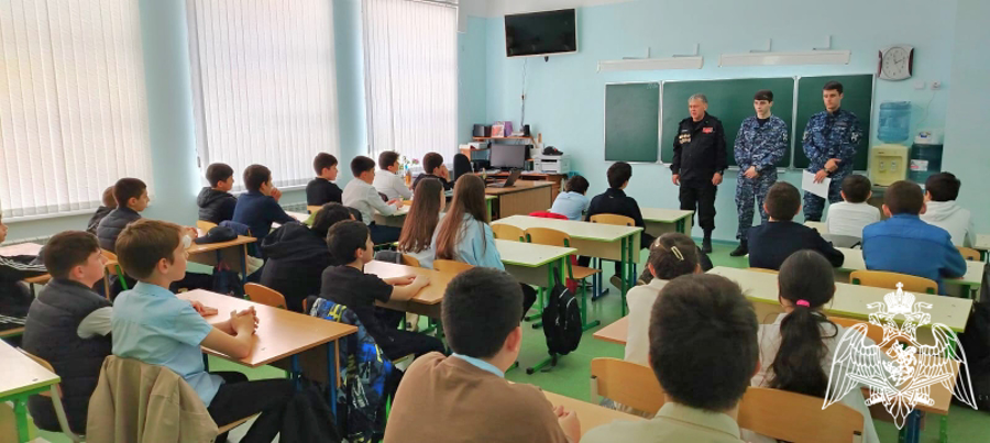 Урок Мужества для школьников Карачаево-Черкесии в рамках 80-летия Победы в Великой Отечественной войне провели представители Росгвардии