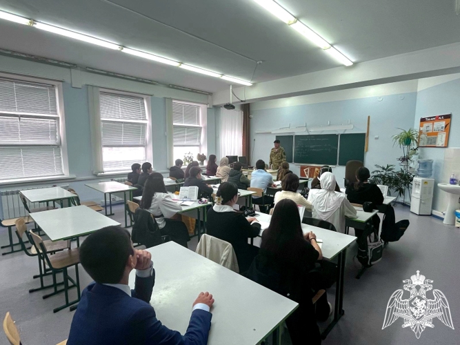 В Карачаево-Черкесии состоялась встреча ветерана Росгвардии с учениками гимназии 