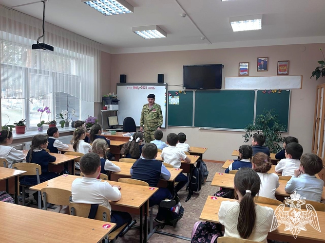 Ветеран Росгвардии встретился со школьниками Карачаево-Черкесии