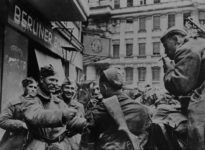 Части войск НКВД весной 1945 года участвовали в битве за Берлин — штурмовали Рейхстаг и сражались с гитлеровцами на улицах города